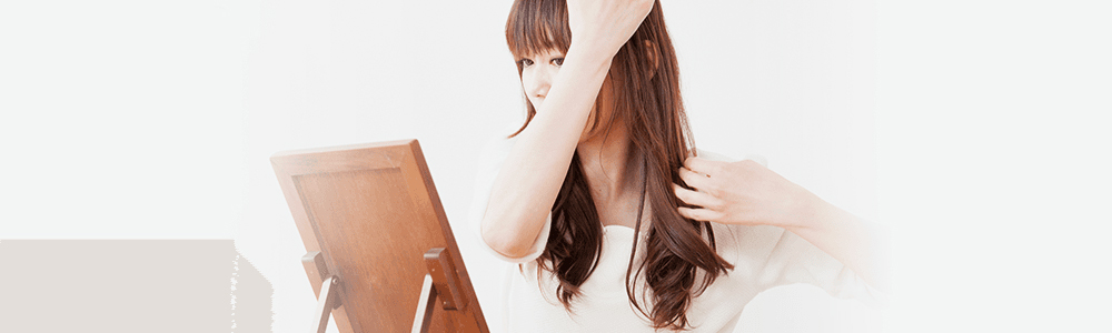 鏡を確認する女性